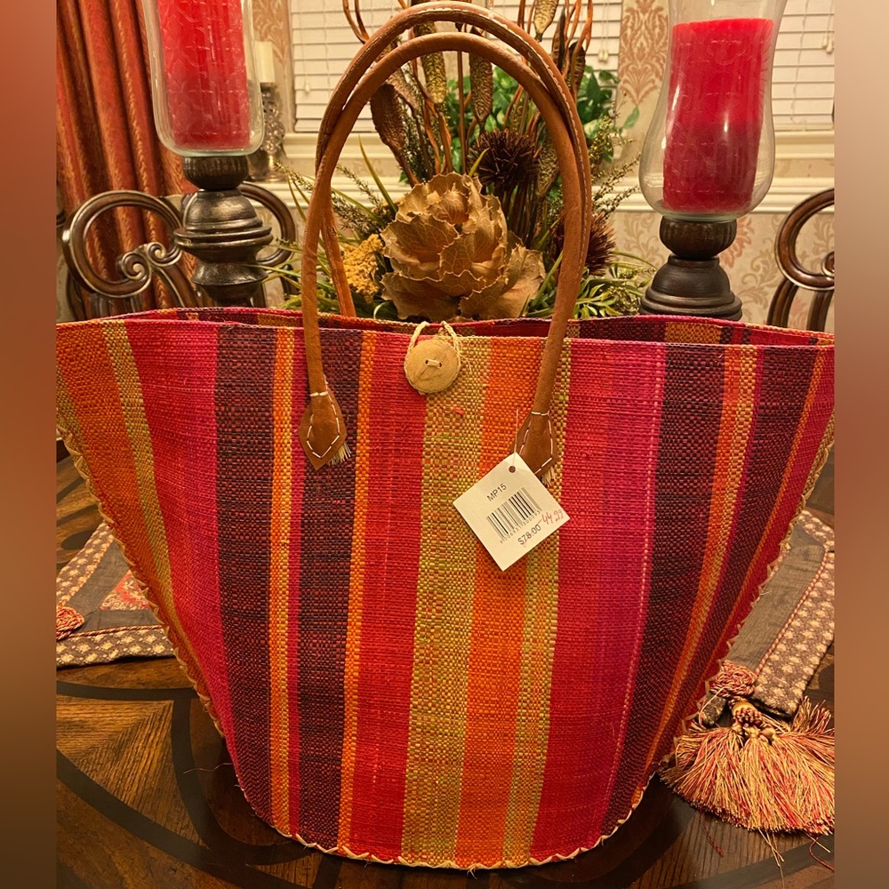 Elegant straw bag